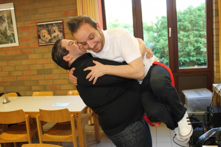 Mais Thomas est content et prend Christophe dans ses bras